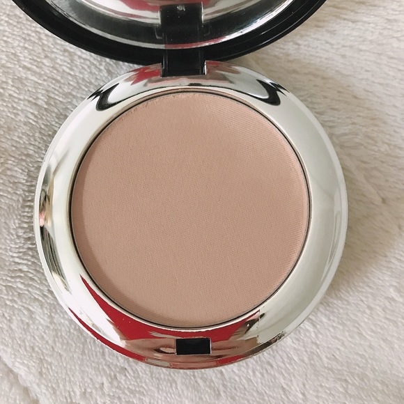 Bellapierre Compact Mineral Foundation in Nutmeg - Picture 3 of 5